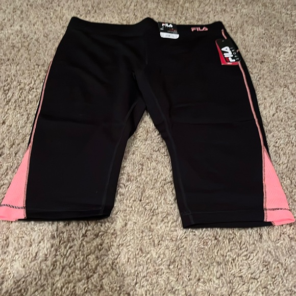 NWT workout capris - Picture 1 of 4